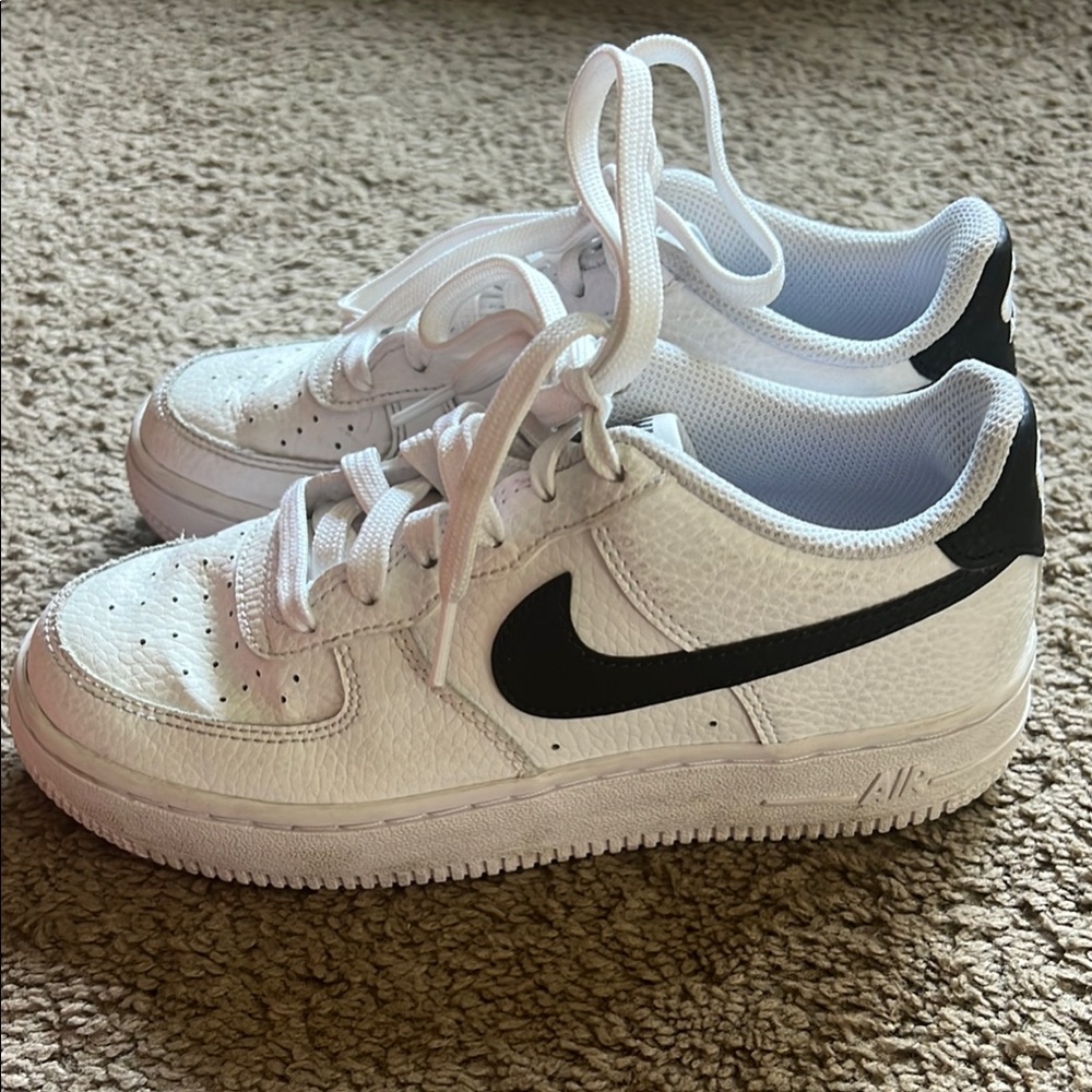 Nike White and Black Sneakers with Leather Upper